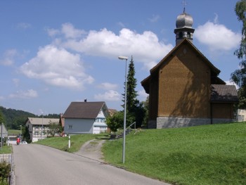 Die Kugelhutstrasse mit Blick auf die Kapelle von Mselbach / Schweiz.