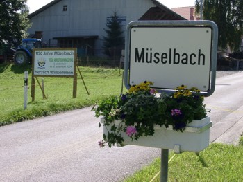 Ortstafel vom Schweizer Bauerndorf Müselbach.