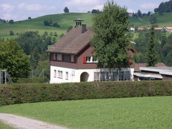 Die Primarschule und der Kindergarten vom Dorf Müselbach /Schweiz.